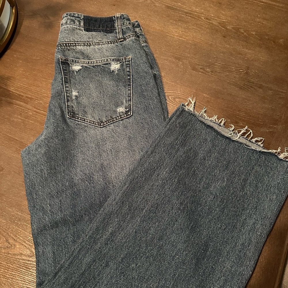 A very nice outfit with nice hight waist blue  jeans